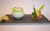 Verrine d'œuf aux petits pois et menthe, mini-madeleine au chèvre, raisin et graines de sésame