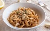 Une délicieuse recette avec des ingrédients du placard ? Régalez-vous avec ces linguine au thon, olives et câpres !