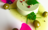 Panna cotta de chèvre et pâte d'olives vertes à la rose