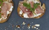 Recette des tartines au jambon de Bayonne, amandes et roquette