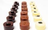 Assortiments de bonbons en chocolat épicés noir, blanc, lait