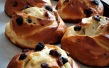 Brioches pommes, raisins et noisettes