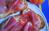 Toasts à la tomate aillée et jambon cru Serrano