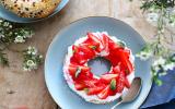 Bagel ricotta, fraises, pointe de menthe et coulis de framboises