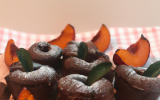 Petits moelleux au chocolat, pêches et caramels mous