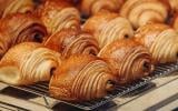 “Ils l’ont rebaptisée” : un historien du pain raconte pourquoi la chocolatine est devenue le pain au chocolat, un nom qui divise encore