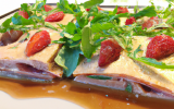 Lasagne de fraises et foie gras sur son lit d'huile de roquette