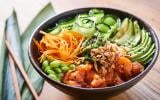 Le poke bowl est-il vraiment un plat sain et équilibré ? Cette diététicienne répond