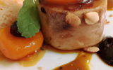 Ballotin de foie gras à la réglisse et aux amandes grillées, chutney d'abricots