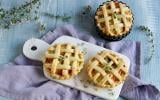 Tartelettes salées en croisillons à la ricotta, oignons, mortadelle et asperges vertes