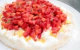 Pavlova fraises et coulis aux fruits de la passion