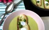 Velouté de petits pois frais à la menthe fraîche et à l'huile d'olive tartine grillée au chèvre frais et radis