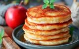 “On a le droit d’avoir des grumeaux dans la pâte, c’est même meilleur !” : Cyril Lignac dévoile sa recette et son astuce pour faire des pancakes moelleux et bien gonflés