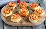 L'apéritif n'a jamais été aussi simple et délicieux avec ces pizzas rolls au jambon prêtes en 10 minutes
