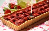 Tarte aux fraises, à la rhubarbe et à la bergamote