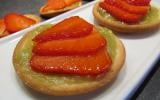 Tartelettes aux fraises sur lit de rhubarbe vanillée