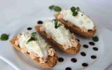 Tartine à la crème d'artichauts et tomates séchées au Saint Moret, origan