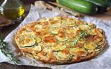 Saine, croustillante et facile : la recette de scarpaccia aux courgettes de ce chef est à tester absolument