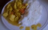 Poulet au curry et à la mangue accompagné de son riz