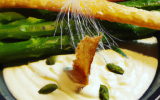 Crème d'asperges vertes, chantilly à l'Espelette & tuile au parmesan