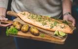 Saumon sur planche de cèdre et ses pommes de terre à la Suédoise