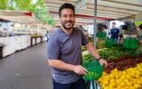 Retour du marché avec Denny Imbroisi : le chef italien nous partage sa recette d’été facile et rapide du carpaccio de courgettes !