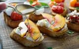 Duo de crostini : ricotta nectarine et ricotta tomates confites