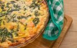 “Ça va permettre de la colorer et de la parfumer ”: Cyril Lignac dévoile son astuce pour réaliser une quiche aux légumes verts, déclinable selon vos envies !