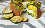 Charlotte de courgette au fromage frais et coulis de poivrons