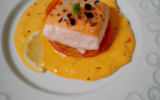 Saumon rôti aux poivrons sur lit d'orange, purée