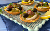 Tartelette à la sardinade, aiguillettes d'olives citronnées