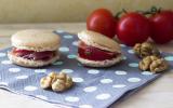 Macarons aux noix, tomates marinées au Roquefort Papillon et jambon de pays