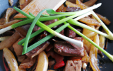 Wok au bœuf caramélisé et poireaux