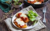 Escalopes de poulet panées à la sauce tomate et mozzarella