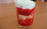 Verrine de fraises, dacquoise aux amandes et chantilly à la pistache