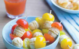 Petites brochettes de tomates cerise et gaufrettes au fromage