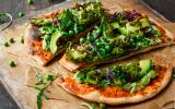 Pizza aux légumes verts et avocat