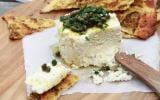 Pain plat au pesto pour accompagner une ricotta cuite au four