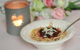 Spaghettis de crêpes à la bolognaise de fraises et brownie