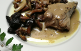 Suprêmes de chapon poêlés au vin blanc et sa sauce aux morilles 