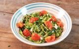 En 15 minutes top chrono :  voici comment réaliser cette recette de spaghetti de courgettes, pesto et fêta !