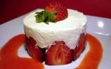 Entremets mousseux aux fraises et son coulis