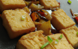 Tofu frit, mariné au gingembre