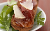 Tartine de fromage Pur Brebis Pyrénées aux copeaux de jambon de Bayonne et confiture au piment d'Espelette