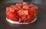 Tartare de tomates/basilic sur lit de mozzarella