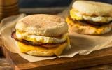 Pour le week-end, découvrez notre recette pour faire son propre Egg Muffin à la maison