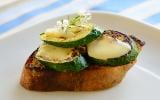 Tartine moutardée à la plancha, courgettes grillées et ossau iraty