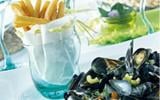 Moules au curry et frites en cornet