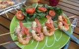 Brochettes de gambas aux baies roses et citron vert