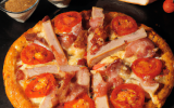 Pizza dinde, jambon, fromages, tomate